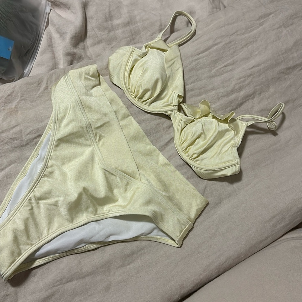 Ruffled bikini set - Picture 3 of 5